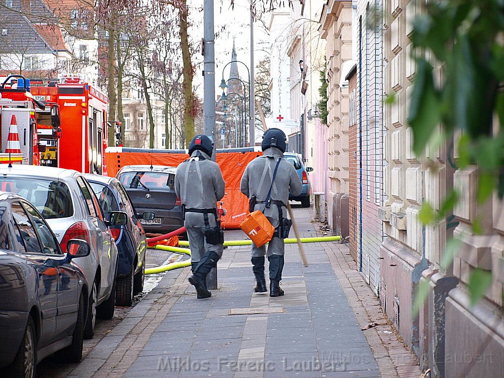 Einsatz Feuerwehr SEK Polizei Koeln Nippes Merheimerstr P105.JPG